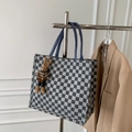 Bolso tote de lona a cuadros negros y grises con asas azules y colgante de conejo - Cuadros Azul Marino Con Colgante