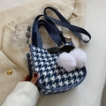Süße dunkelblaue Canvas-Tragetasche mit Hahnentrittmuster, Pompons und breitem Gurt - Blau + Weiße Kirsche