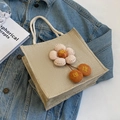 Süße Leinen-Lunchtasche in Beige mit rosa Blumendekor und weichen Plüschball-Akzenten - Gebrochenes Weiß