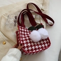 Rote Canvas-Handtasche mit Hahnentrittmuster, Kirsch-Anhängern und breitem Gurt - Rot + Weiße Kirsche