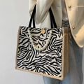 Grande borsa tote in tela zebrata con catena di perle e bottone in legno decorativo - Zebra Bianca e Nera / Zebra Print