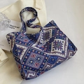 Borsa tote intrecciata stile etnico con motivi geometrici blu ed etichetta moda - Blu