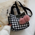 Sac à main en toile à motif pied-de-poule avec breloque cerise rose et bandoulière - Noir + Cerise Rose