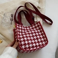 Rot-weiße Canvas-Tasche mit Hahnentrittmuster, Doppelgriffen und verstellbarem Gurt - Rot (Ohne Anhänger)