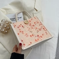 Mini Blumen-Spitzenhandtasche in Zartrosa mit Webgriffen und Holzknopf-Verschluss - Orange