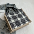 Bolso tote de lona a cuadros blancos y negros con flecos y asas de cuerda trenzada - Cuadros