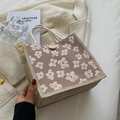 Borsa pranzo in tela marrone con fiori bianchi 3D e manici in corda intrecciata - Cachi