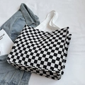 Borsa tote in tela a scacchi bianchi e neri con manici bianchi su sfondo denim - Griglia Bianco e Nero (Senza Pendente)
