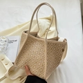 Stijlvolle beige en bruine geometrische draagtas met brede riem en leren hengsels - Broken Wit