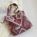 Sac cabas tissé style ethnique avec motifs géométriques bordeaux et étiquette mode - Rouge