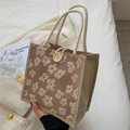 Borsa tote retrò in iuta con pannello floreale, manico in corda e grande bottone in legno - Cachi