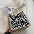 Borsa in lino con stampa zebrata, manici in corda e chiusura con bottone in legno - Stile con bottoni decorativi / Zebra Print
