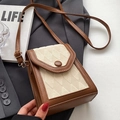 Bolso bandolera de cuero marrón con textura de rombos beige y cierre de hebilla redonda - Blanco Roto