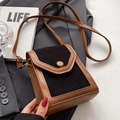 Bolso bandolera marrón y negro con rombos, correa ajustable y hebilla de diseño retro - Negro