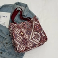 Borsa tote in tela jacquard etnica con manici rosso vino e motivi geometrici - Rosso Grande