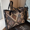 Ethno-Stil Canvas-Tragetasche mit bunten geometrischen Mustern und schwarzen Tragegriffen - Schwarz