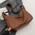 Borsa a spalla a mezzaluna in pelle litchi marrone con tracolla larga e fibbie oro - Caffè senza Ciondolo
