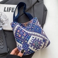 Ethnische Strick-Eimertasche mit bunten geometrischen Mustern und blauen Henkeln - Blau