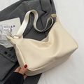 Borsa a tracolla chic bianco latte in ecopelle con tracolla larga e grana fine - Bianco Riso (Senza Ciondolo)