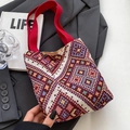 Ethno-Beuteltasche mit geometrischen Mustern und roten gewebten Griffen - Rot