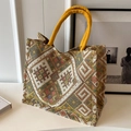 Großer Shopper mit bunten geometrischen Tribal-Mustern und gelben Webgriffen - Gelb