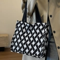 Große Shopper-Tasche mit schwarz-weißem geometrischem Webmuster für den Alltag - Groß Schwarz Ohne Anhänger
