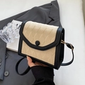 Elegante beige en zwarte gewatteerde vierkante crossbodytas in een chique setting - Zwart zonder Hanger