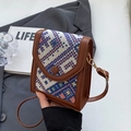 Vintage jacquard crossbody tas met bruin lederen bies en kleurrijke geometrische patronen - Blauw Zonder Bedeltje