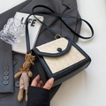 Chique zwart-witte gewatteerde crossbodytas met konijntjeshanger en gouden details - Zwart + Konijn Hanger