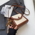 Sac bandoulière vintage en cuir marron avec tissu matelassé beige et breloque lapin - Marron avec Pendentif Lapin