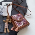 Bruine vintage crossbody tas met kleurrijke geweven klep en schattige konijn hanger - Rood Met Konijnenhanger