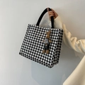Zwart-witte houndstooth draagtas met een bijpassende konijnen pluche hanger - Zwart Met Doorgestikte Konijnenhanger