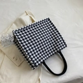 Grote shopper tas met pied-de-poule patroon en zwarte handvatten in stijlvolle setting - Zwart zonder Hanger