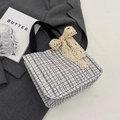 Große Tweed Canvas Einkaufstasche mit beiger Spitzenschleife und goldenem Magnetverschluss - Schwarz Klein + Satin Schal