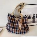 Klassische Karo-Tragetasche in Braun und Blau mit Riemen und Hasen-Anhänger - Karierter Stil (JL6006) / Blau mit Kaninchen-Anhänger