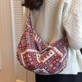 Ethno-Hobo-Tasche im Überformat mit bunten geometrischen Jacquard-Mustern für Damen - Rot