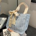 Hellblaue Tweed-Tasche mit beiger Spitzenschleife und gewebten Handgriffen - Blau Klein + Satin Schal