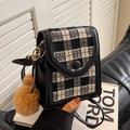 Modieuze zwart-wit geruite crossbody tas met een zachte pluizige pompon hanger - Zwart Met Khaki Kersenhanger