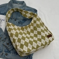Bolso tote de lona acolchada verde y beige con correa ancha y etiqueta de moda - Verde Fruta