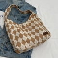 Bolso bandolera de lona argyle marrón y beige con etiqueta de moda sobre denim - Caqui
