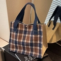 Borsa tote a quadri blu e marroni con chiusura a scatto dorata e doppi manici - Modello Con Fettuccia Blu