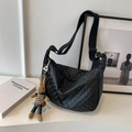 Borsa a tracolla trapuntata nera stile dumpling con tracolla regolabile e ciondolo a coniglio - Nero Con Ciondolo A Coniglio