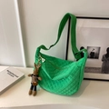 Borsa a tracolla trapuntata verde a mezza luna con ciondolo a coniglio e tracolla - Verde Con Ciondolo Coniglio