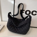 Borsa a tracolla nera trapuntata a mezzaluna con motivo a rombi e tracolla regolabile - Nero