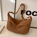 Borsa a tracolla trapuntata marrone a mezzaluna con cinturino in tessuto regolabile - Marrone