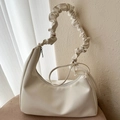 Elegante borsa a spalla bianco crema con tracolla arricciata in morbida ecopelle - Bianco