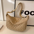 Borsa a tracolla trapuntata beige a forma di mezzaluna con ampia tracolla regolabile - Cachi