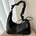 Borsa sottobraccio a mezzaluna nera con tracolla arricciata e fiocco laterale - Nero