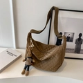 Borsa a tracolla trapuntata cammello scuro con un simpatico ciondolo a coniglio - Caffè Con Ciondolo A Coniglio