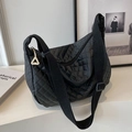 Sac bandoulière demi-lune matelassé noir avec bandoulière large et zip métallique - Noir sans Pendentif